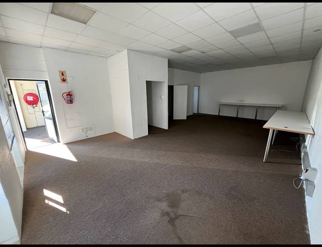 102M² WAREHOUSE TO LET IN MILNERTON CENTRAL